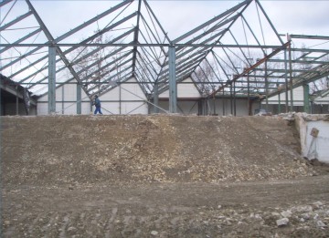 Blick auf das entkernte Stahlgerüst der Produktionshalle.